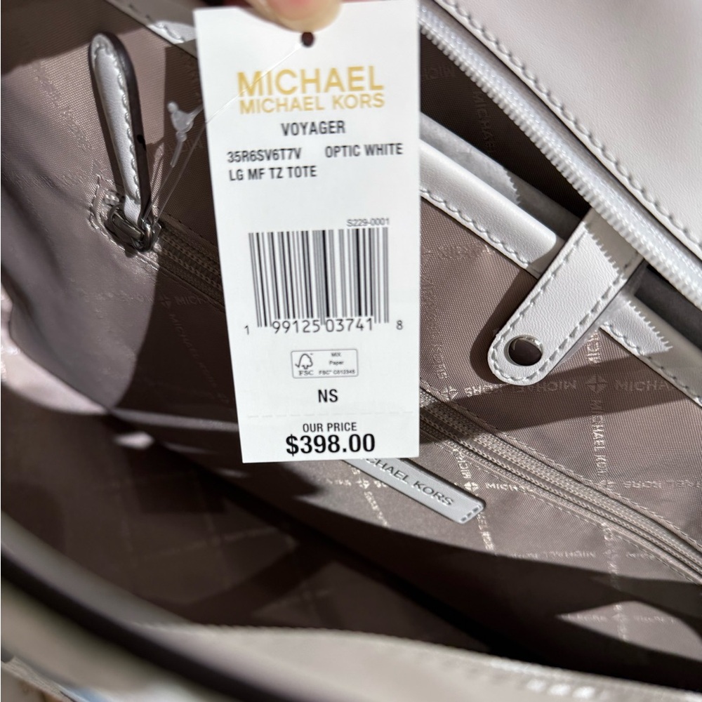 MICHAEL KORS Voyager Large Printed Signature Logo Tote Bag - Picture 7 of 7